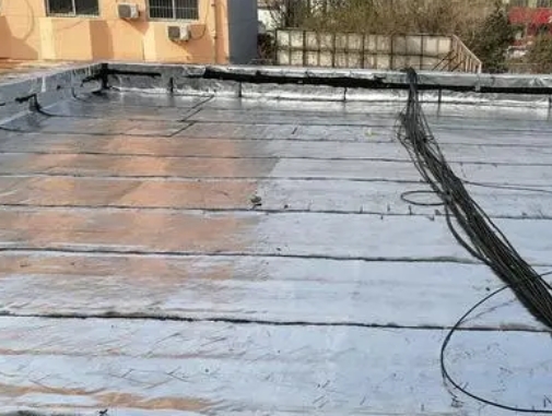 安顺卫生间漏水维修公司分享下安顺屋面楼顶防水刚性防水层施工要点。